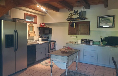 Middletown Cabina | Countryside Cabin with Mountain Views near Surreybrooke Gardens