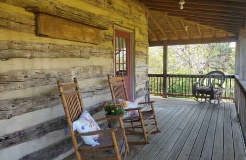 Middletown Cabina | Countryside Cabin with Mountain Views near Surreybrooke Gardens