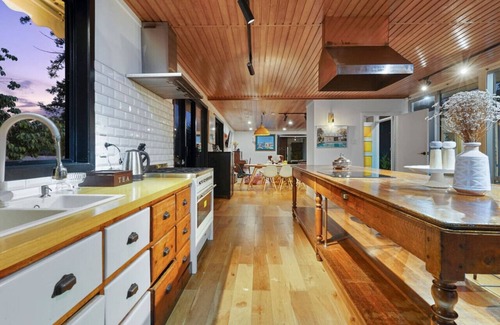 Auckland Casa | Countryside Sanctuary | Pool WIFI & Rural Living