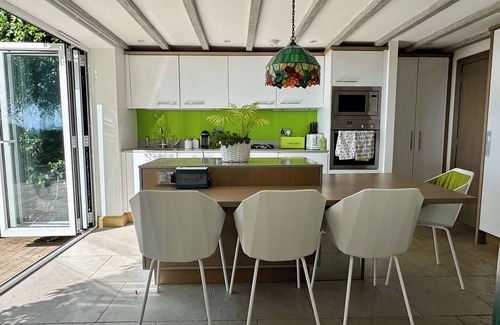 Macclesfield Casa | Countryside Cottage with Panoramic Views