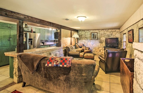 Wetmore Cabaña | ¡NUEVO! Casa escénica con vistas, 17 millas a San Antonio!