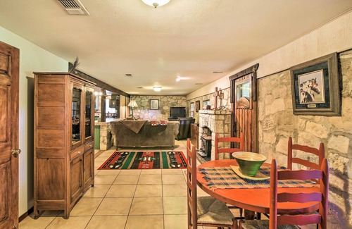 Wetmore Cabaña | ¡NUEVO! Casa escénica con vistas, 17 millas a San Antonio!