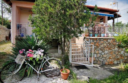 Edessa Casa | Countryside Cottage with Garden & Lake View
