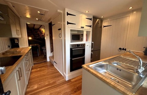 Cobham Cabaña | Countryside Escape in Beautiful Cosy Cottage