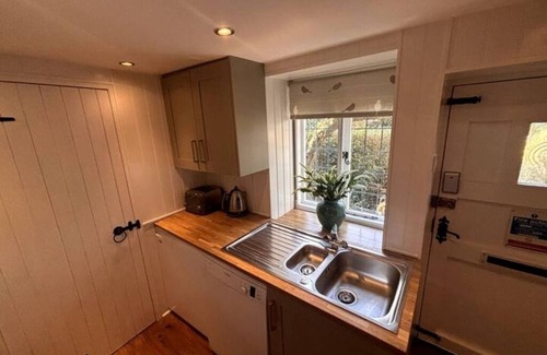 Cobham Cabaña | Countryside Escape in Beautiful Cosy Cottage