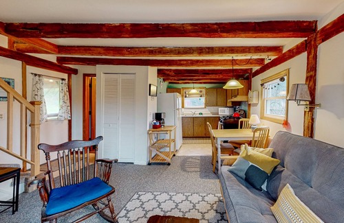 North Freedom Cabaña | Countryside farm cottage with deck, grill & AC -great location near Devil's Lake