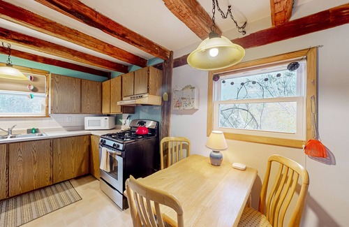 North Freedom Cabaña | Countryside farm cottage with deck, grill & AC -great location near Devil's Lake