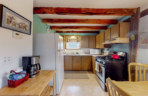 North Freedom Cabaña | Countryside farm cottage with deck, grill & AC -great location near Devil's Lake