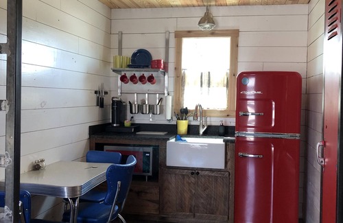 Honey Grove Cabina | Countryside Tiny Cabin 3