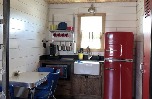 Honey Grove Cabina | Countryside Tiny Cabin 4