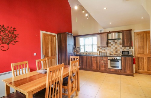 Dungarvan Cabaña | COUNTRYVIEW, family friendly, with a garden in Ring, County Waterford