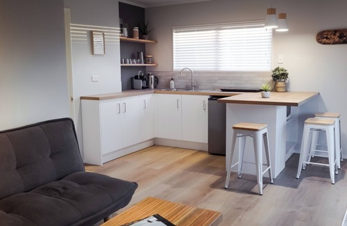 Te Henga Cabaña | Couple Getaway in Idyllic Bethells Beach/Te Henga