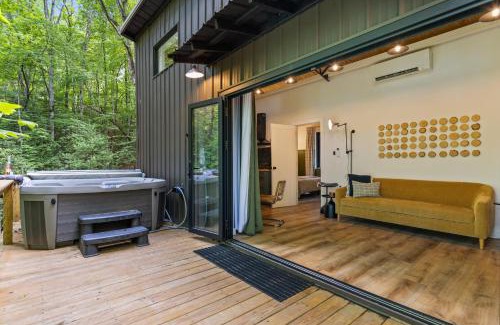 Cashes Valley Casa | Couple's Cabin With Outdoor Movies, Firepit and Hot Tub - Rose Peak Loft