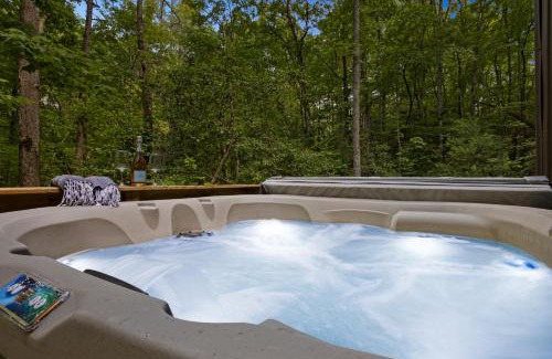 Cashes Valley Casa | Couple's Cabin With Outdoor Movies, Firepit and Hot Tub - Rose Peak Loft