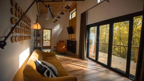 Cashes Valley Casa | Couple's Cabin With Outdoor Movies, Firepit and Hot Tub - Rose Peak Loft