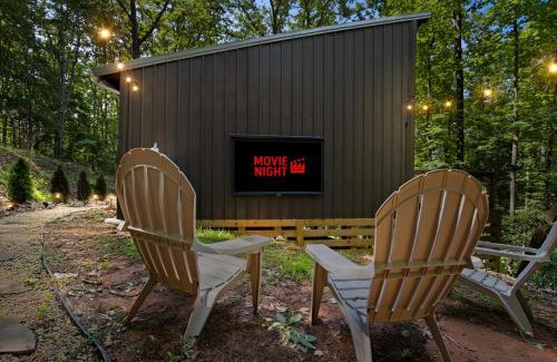 Cashes Valley Casa | Couple's Cabin With Outdoor Movies, Firepit and Hot Tub - Rose Peak Loft