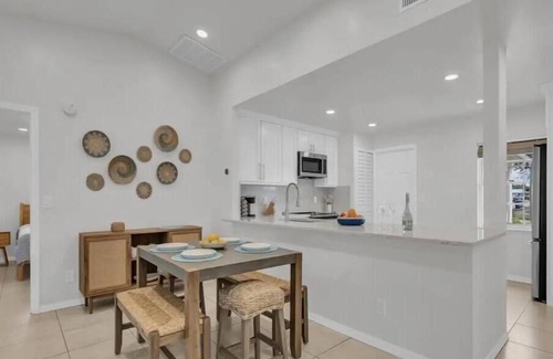 Vero Beach South Casa | Couple's Coastal Retreat - Beach & Dining Nearby