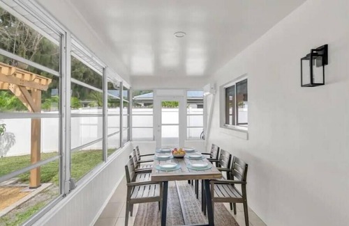 Vero Beach South Casa | Couple's Coastal Retreat - Beach & Dining Nearby