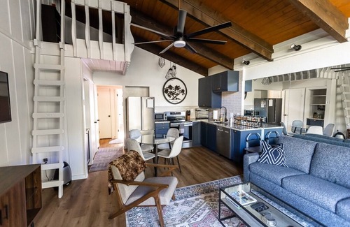 Vail Condominio | Couple's Mountain Retreat: Summer Paradise! Views, Hiking, Biking, and more!
