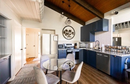 Vail Condominio | Couple's Mountain Retreat: Summer Paradise! Views, Hiking, Biking, and more!