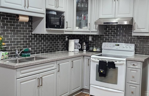 Courtice Casa | Couple Time Getaway, Just 5 Mins to Hwy 401