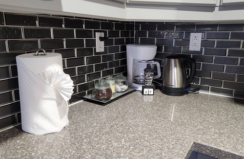 Courtice Casa | Couple Time Getaway, Just 5 Mins to Hwy 401