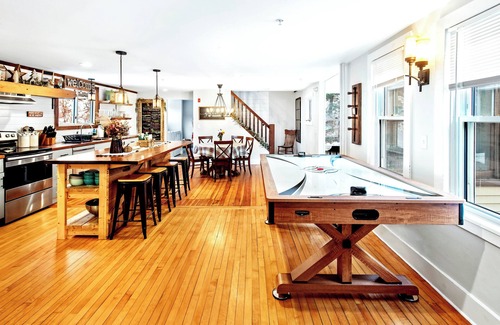 Colrain Casa | Couples 2 Bedroom Retreat - Hot Tub- Air Hockey -Close to ShelburneFalls
