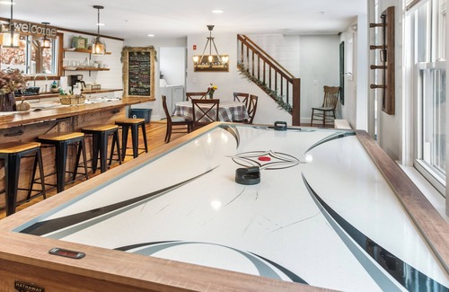 Colrain Casa | Couples 2 Bedroom Retreat - Hot Tub- Air Hockey -Close to ShelburneFalls