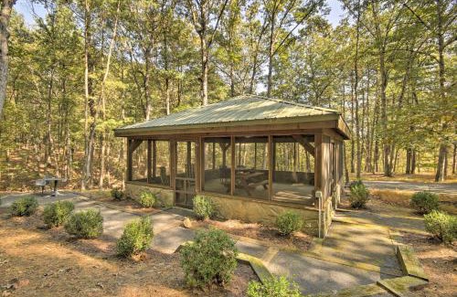 Berkeley Springs Casa | Couples Cabin - 5 Mi to DT Berkeley Springs!