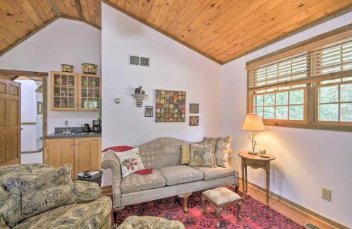 Berkeley Springs Casa | Couples Cabin - 5 Mi to DT Berkeley Springs!