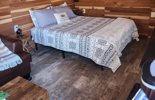 Proctor Cabina | Couples Cabin/ Float the Illinois River, golf, hiking and 4 wheeler trails.