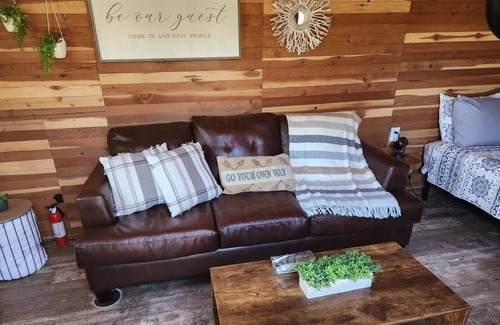 Proctor Cabina | Couples Cabin/ Float the Illinois River, golf, hiking and 4 wheeler trails.