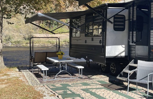 Bryson City Alquiler De RV | Couples Cozy Riverfront Retreat