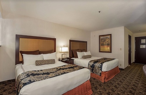 Parkrose Casa | Couple’s Escape! Two Comfy Unit, Pool and Fitness Center