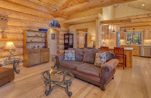 Three Rivers Cabina | Couples Fav! log cabin on river front, private hot tub, single level, dogs ok