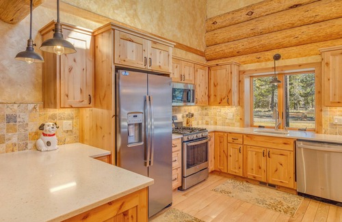 Three Rivers Cabina | Couples Fav! log cabin on river front, private hot tub, single level, dogs ok