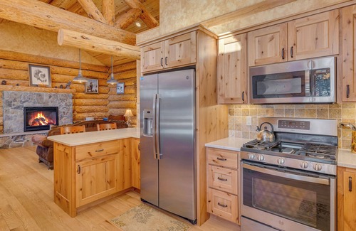 Three Rivers Cabina | Couples Fav! log cabin on river front, private hot tub, single level, dogs ok