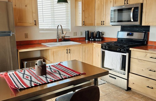 El Prado Casa | Couples getaway in cozy casita! Taos mountain Views!