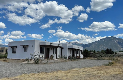 El Prado Casa | Couples getaway in cozy casita! Taos mountain Views!