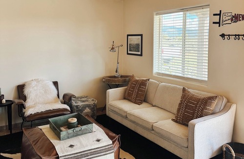 El Prado Casa | Couples getaway in cozy casita! Taos mountain Views!