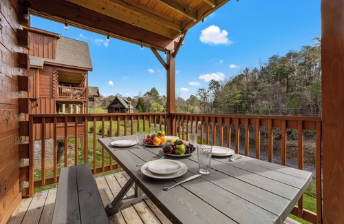 Sevierville Cabina | Couples Refuge by Ghosal Luxury Lodging