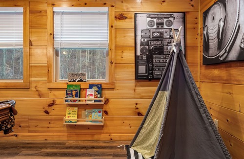 Sevierville Cabina | Couples Refuge by Ghosal Luxury Lodging