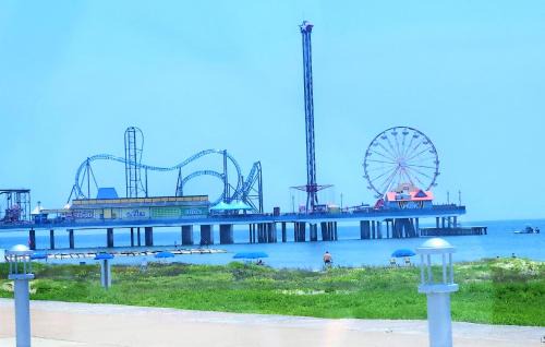 Galveston Casa | Couples Retreat By Beach & Pleasure Pier-1 block away- 2BED 2Bath- 7 Minutes to Cruise Terminal-CasaAzul-2605A-