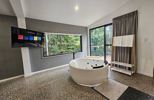 Gordonvale Cabina | Couples Retreat spa & massage cabin Cairns