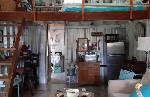 Branson Cabaña | Couples Retreat with Charm and Hobby Farm/Hot Tub