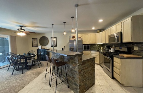 Fort Collins Apartamento | Couples Retreat With Hot Tub, Sauna and Steam Room