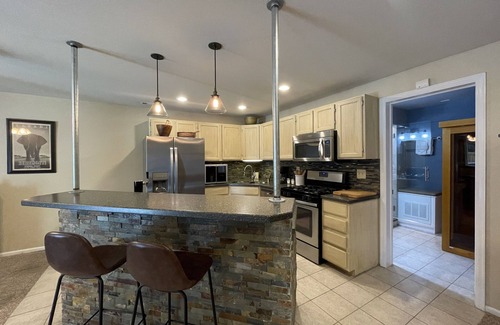 Fort Collins Apartamento | Couples Retreat With Hot Tub, Sauna and Steam Room