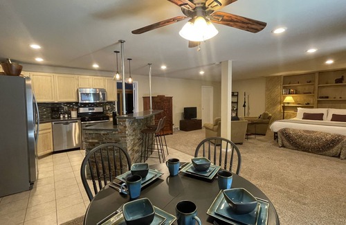 Fort Collins Apartamento | Couples Retreat With Hot Tub, Sauna and Steam Room