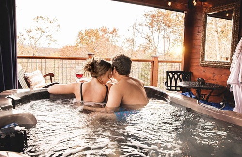 Brevard Cabina | Couples Romantic Getaway!! Mountain Log Cabin with Hot Tub & Fireplace.
