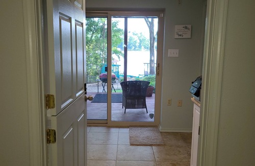 Mid America Apartamento | Couples Romantic Lakefront Retreat